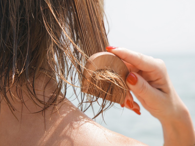 Errores comunes que dañan tu cabello en verano y cómo evitarlos